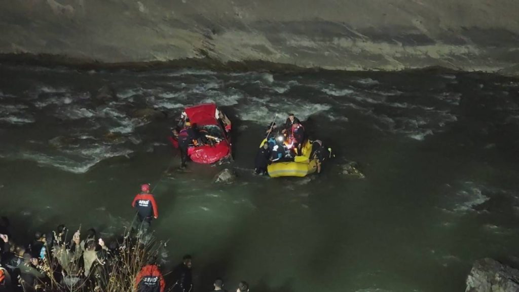 Araç 300 metreden nehre düştü