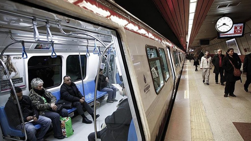 Metroda korkunç intihar: Kendini raylara bıraktı