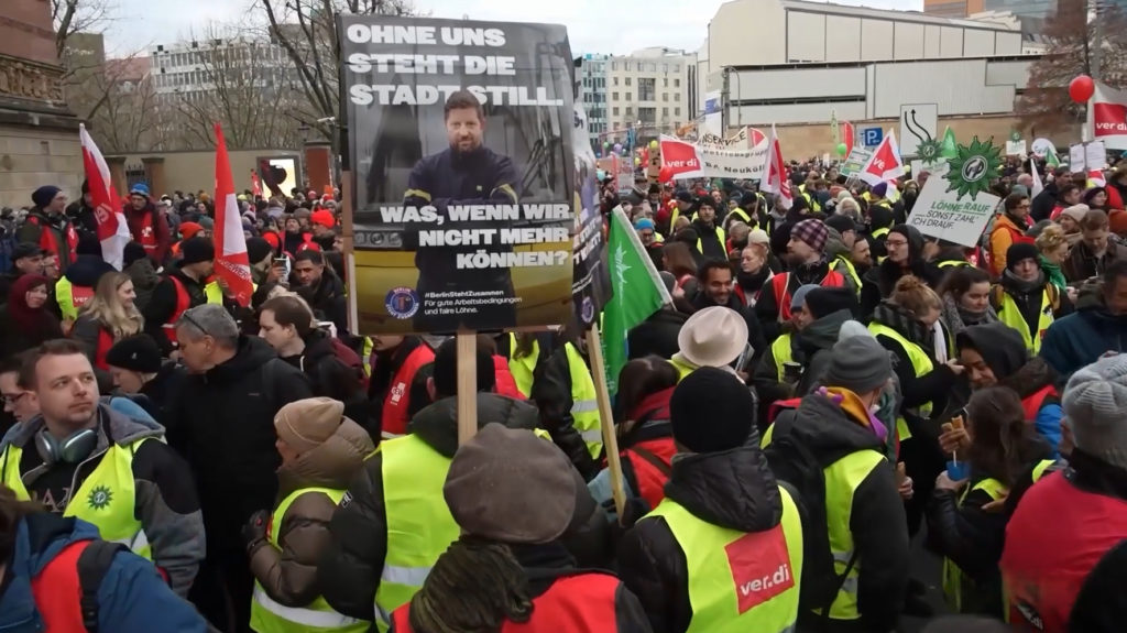 Berlin’de kamu çalışanlarından uyarı grevi