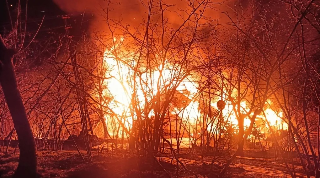 Evi yanan adam ağaçta asılı bulundu