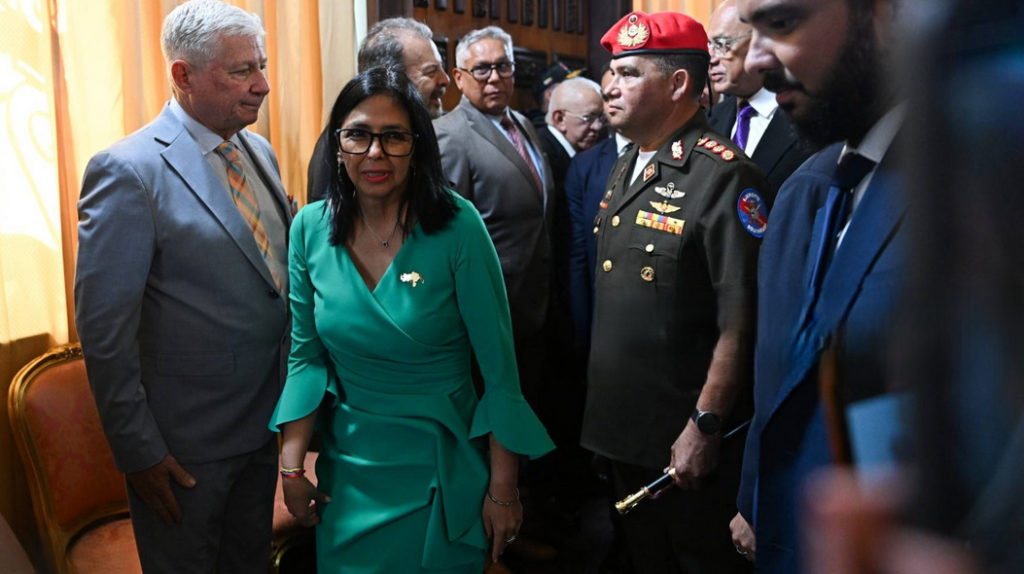 Delcy Rodriguez geçici devlet başkanı olarak yemin etti, Maduro destekçileri sokaklara çıktı