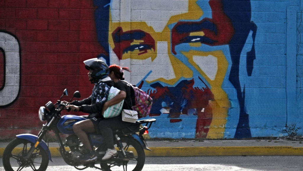 Uluslararası hukuk çiğnenerek diktatör indirildi