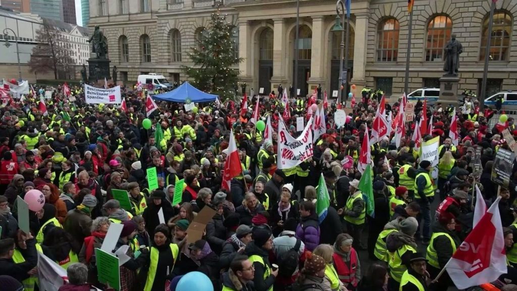Berlin’de kamu çalışanları ücret artışı talebiyle uyarı grevinde