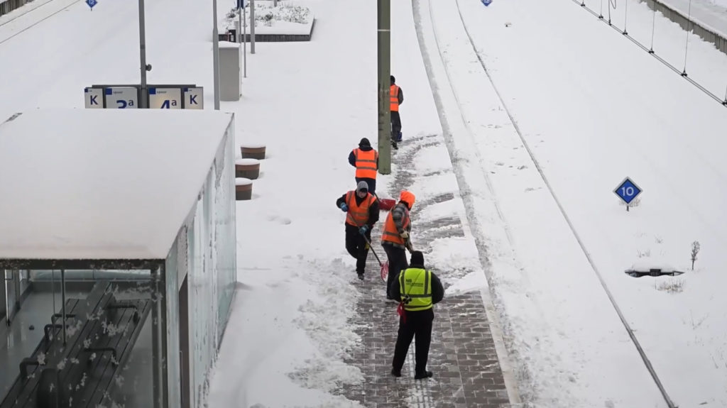 Hollanda’da kar fırtınası etkili: Schiphol Havalimanı’nda yüzlerce uçuş iptal edildi