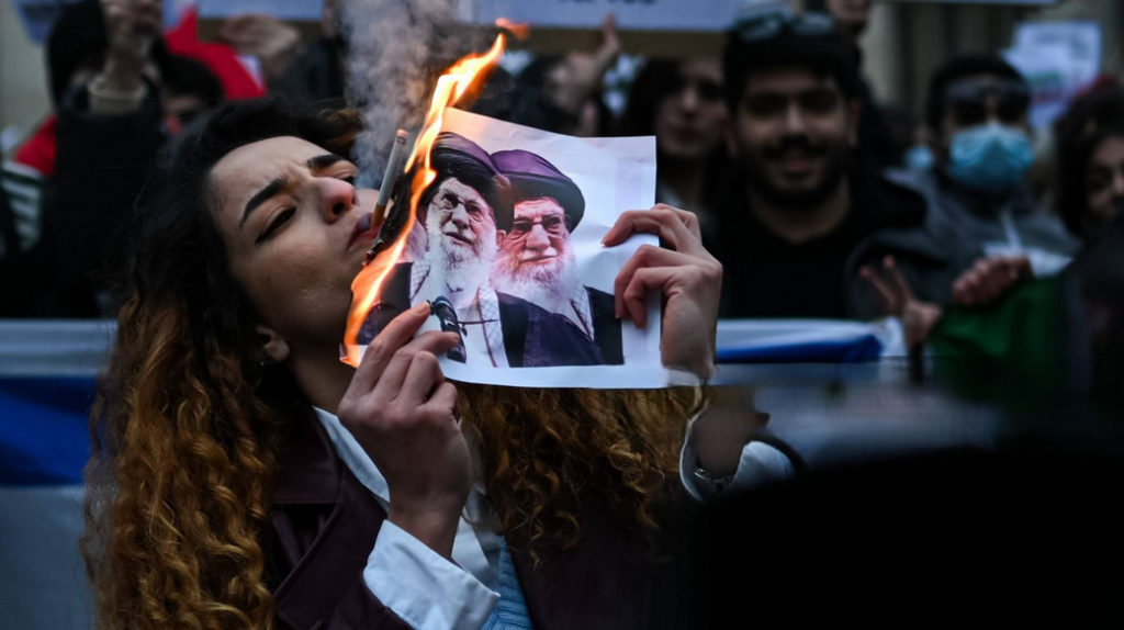 Trump’tan İran’a sosyal medya mesajı: “Yardım yolda”