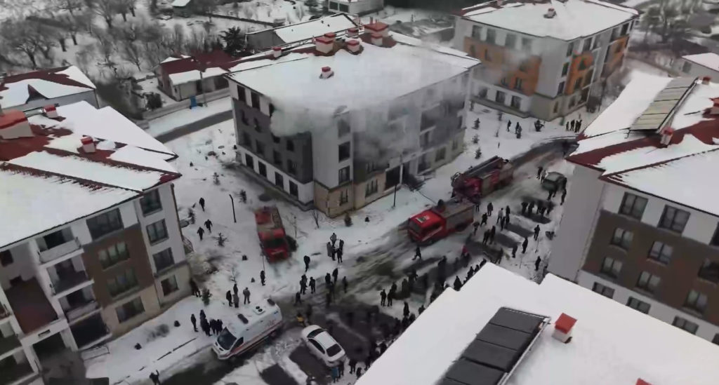 Elazığ’da yangın: 11 kişi dumandan etkilendi, ekipler müdahale etti