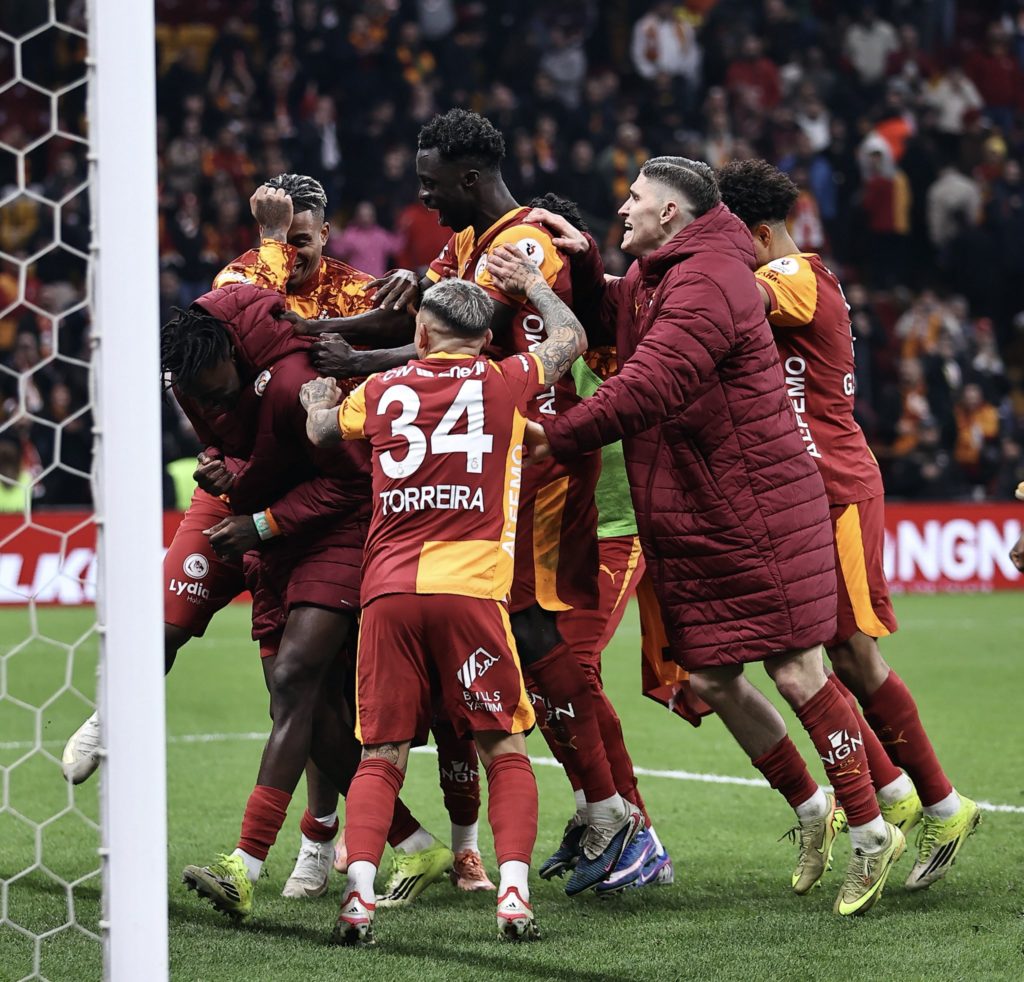Galatasaray, Başakşehir karşısında üç puanı üç golle aldı