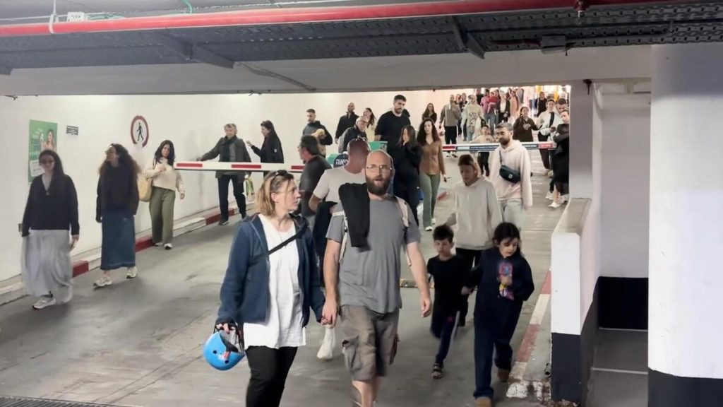 Tel Aviv’de sirenler susmuyor: İsrailliler sığınaklara koşuyor