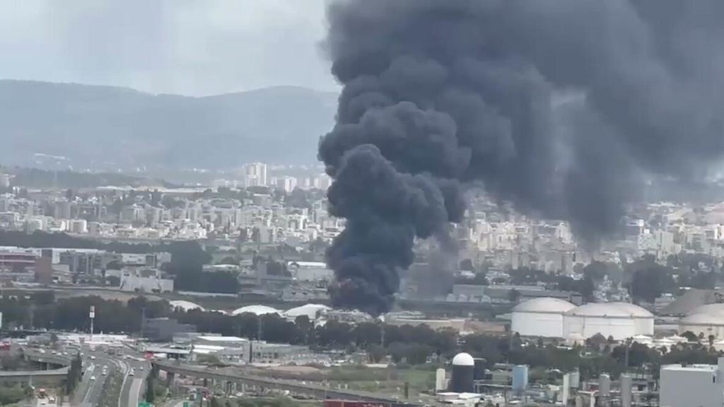 İsrail’in en büyük rafinerisi vuruldu!