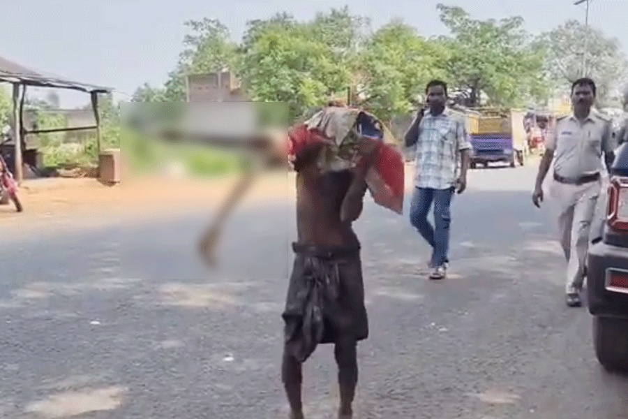 Bankaya kızdı, mezardan kardeşini çıkarıp para çekmeye gitti