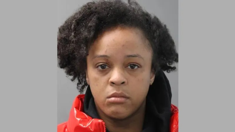 Uyuyan erkek arkadaşına dinamit attı, elini kopardı