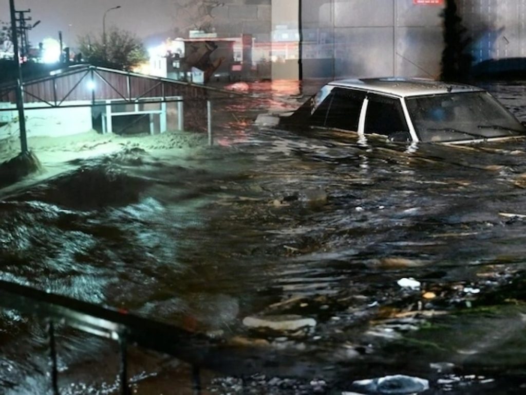Sel felaketi: Araçta mahsur kalan 2 kişi öldü
