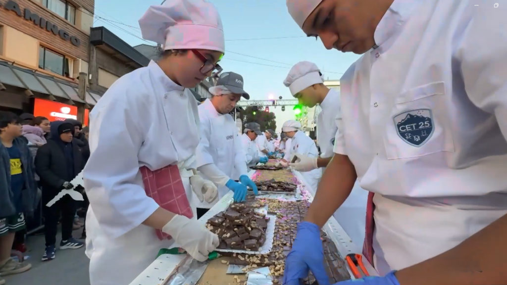 Dünyanın en uzun çikolatası rekoru kırıldı: Tam 222 metre!