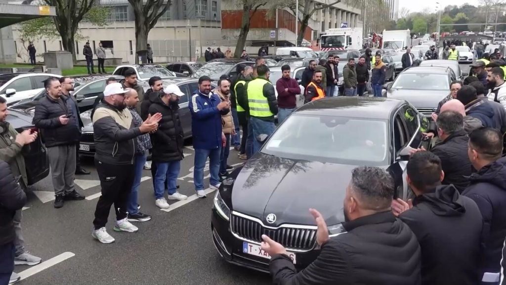 Brüksel’de taksiciler kontak kapattı: “Geçinemiyoruz!”