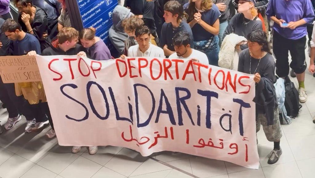 Almanya’da Afganistan’a sınır dışı uçuşuna protesto