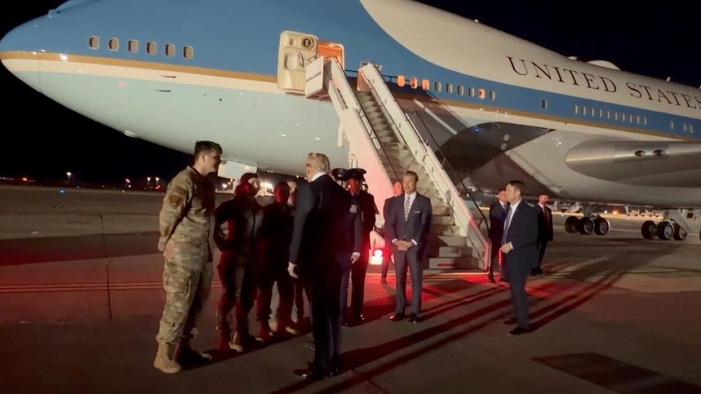 Trump’tan dönüş yolunda İki uçaklı gövde gösterisi