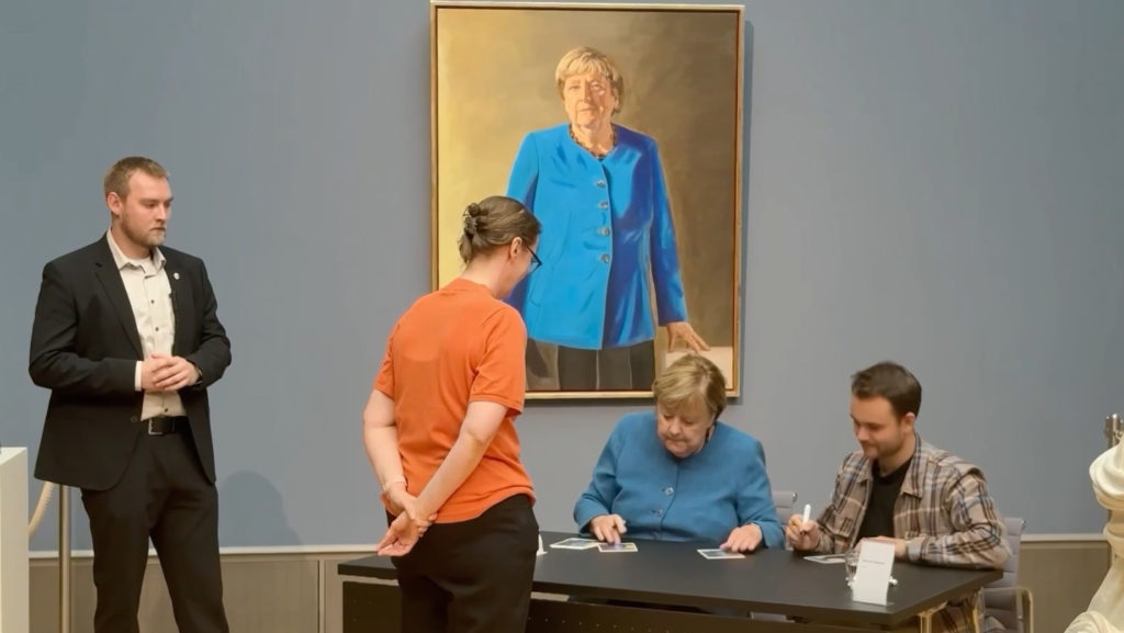 Merkel’in imza günü Berlin’de yoğun ilgi gördü