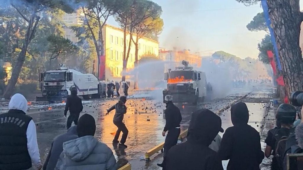 Arnavutluk’ta hükümet karşıtı protestolar altıncı gününde