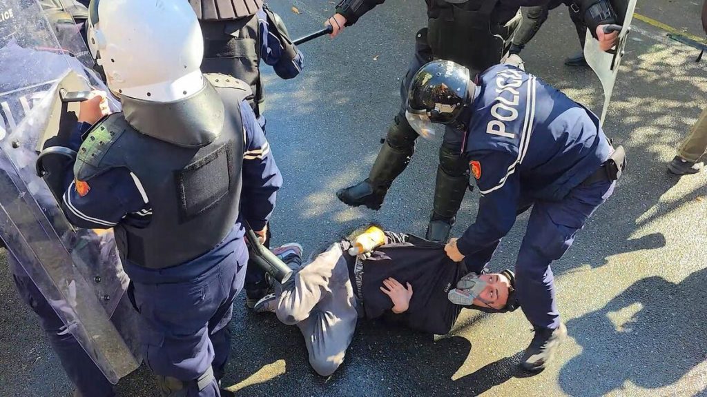 Arnavutluk’ta öğrenci protestoları dördüncü gününde: Polisle göstericiler arasında çatışma