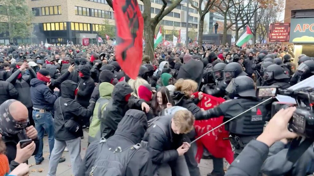 Hamburg’da binlerce genç sokaklara çıktı